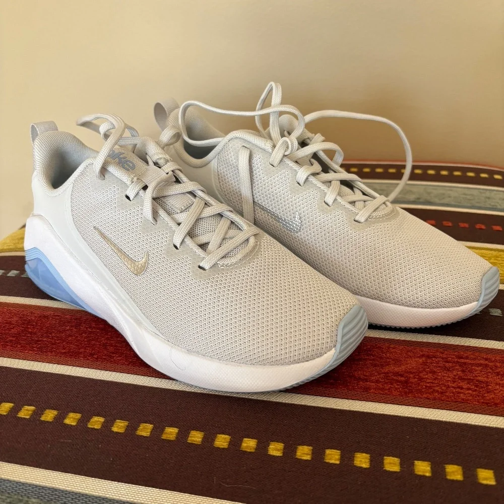 Women’s Nike sneaker size 7 - Picture 1 of 3